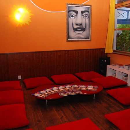 Sunflower Beach Backpacker Hostel Римини Экстерьер фото