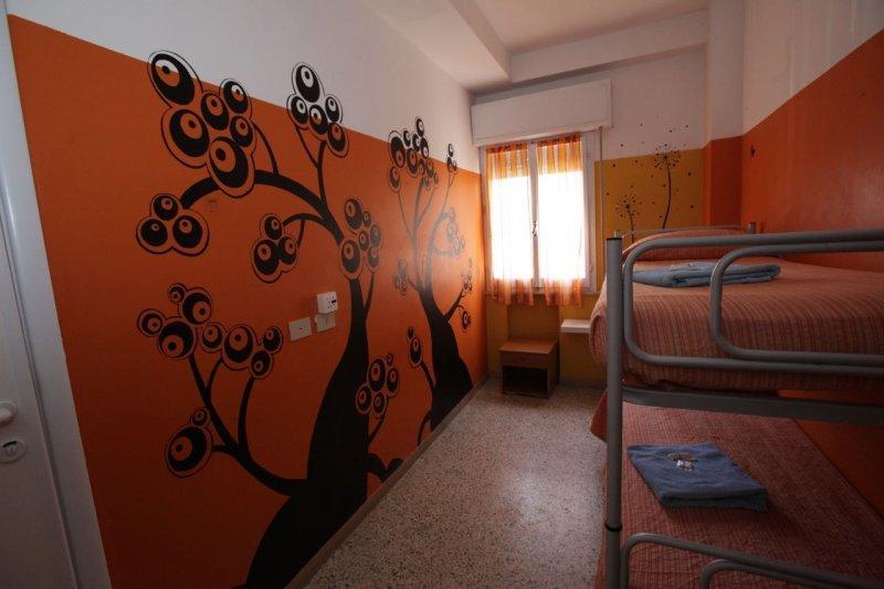 Sunflower Beach Backpacker Hostel Римини Экстерьер фото